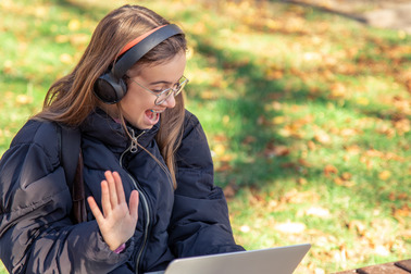 Wystarczy kliknąć, by poczuć się lepiej? – o aplikacjach wspierających emocje